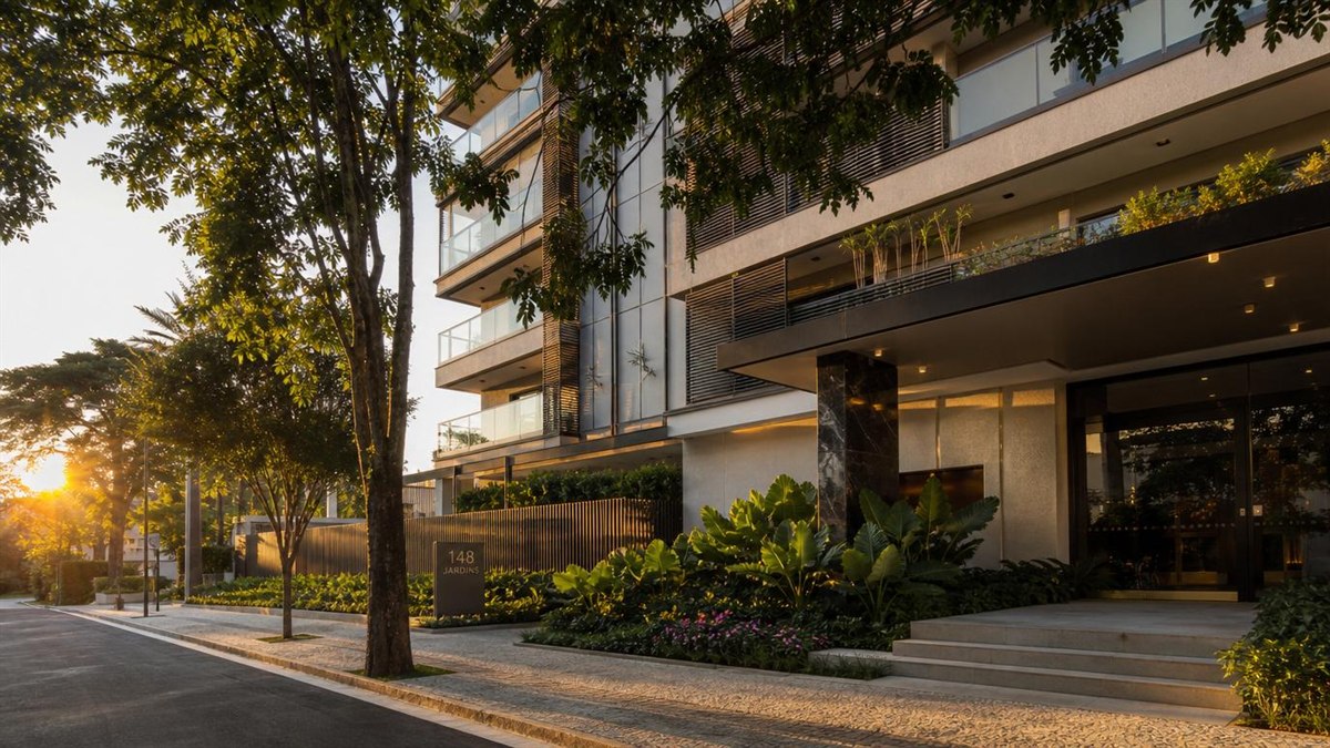 Predio residencial em rua arborizada ao golden hour - consorcio Porto imovel